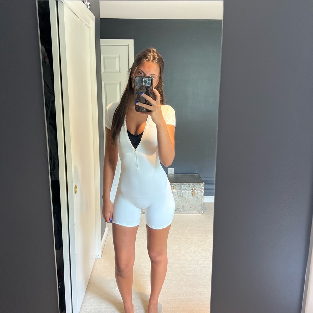 EUC Aritzia TNA white zip bodysuit
